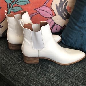 NIB - Norway Chelsea Bootie - White - size 10